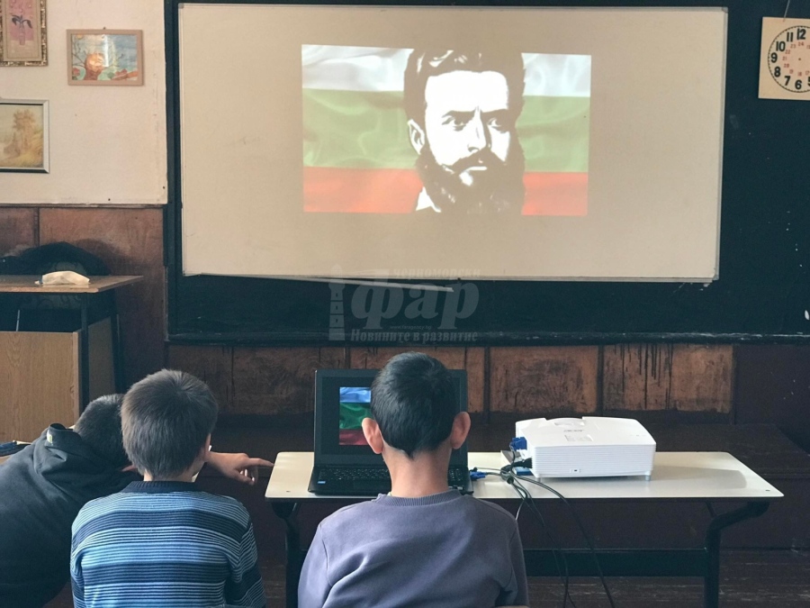  Близо 4010 ученици в Бургаска област преминаха на електронно обучение